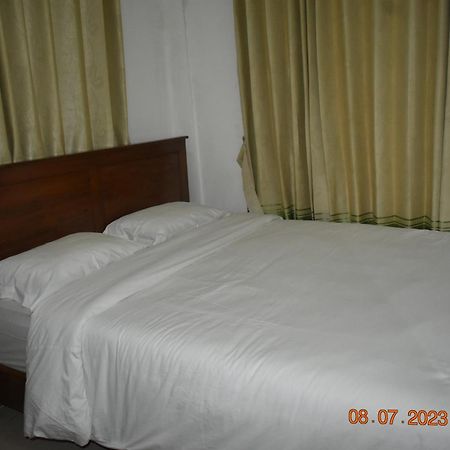 Four-G Home Stay & Komodo Tour Labuan Bajo Esterno foto
