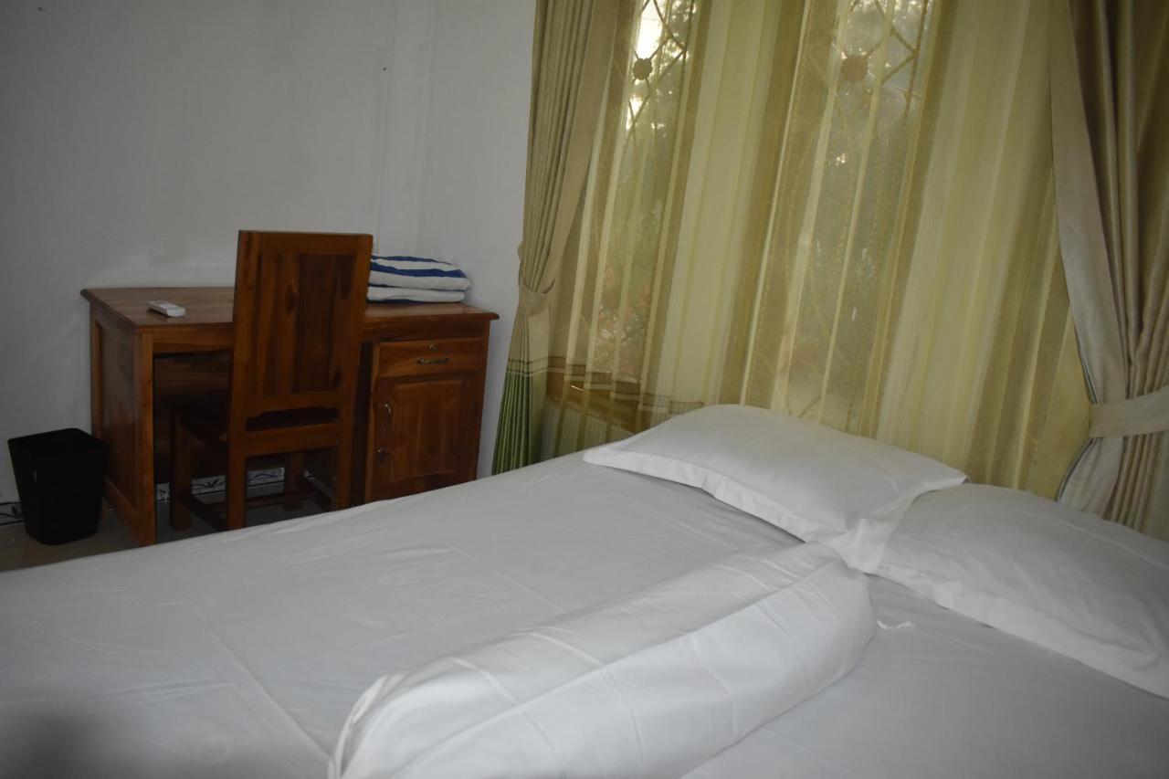 Four-G Home Stay & Komodo Tour Labuan Bajo Esterno foto