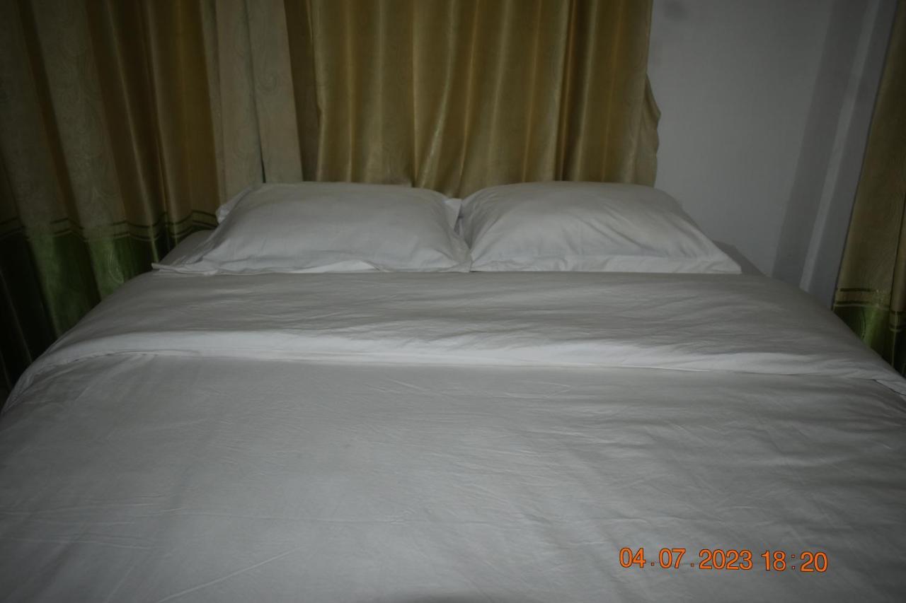 Four-G Home Stay & Komodo Tour Labuan Bajo Esterno foto