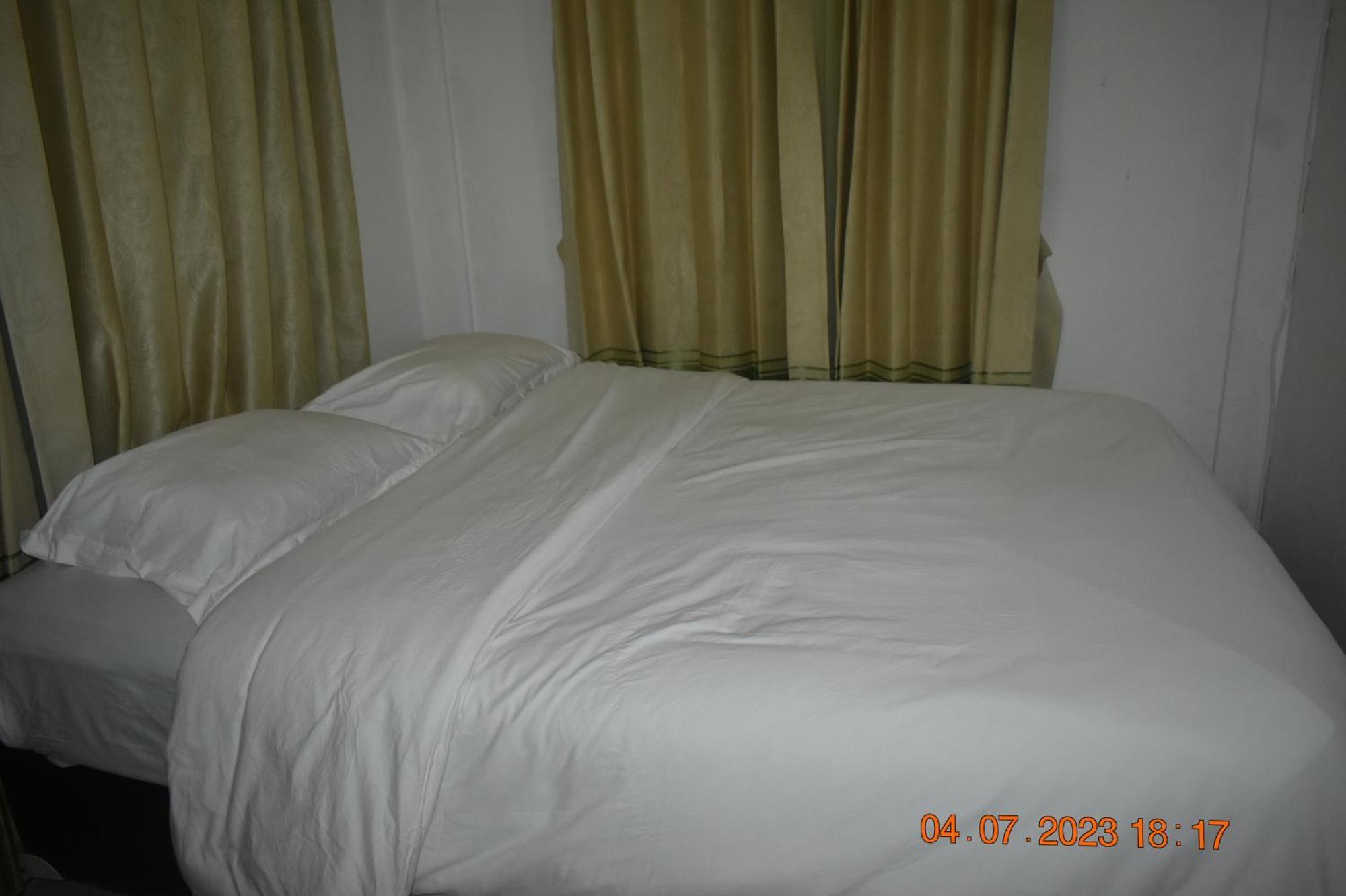 Four-G Home Stay & Komodo Tour Labuan Bajo Esterno foto