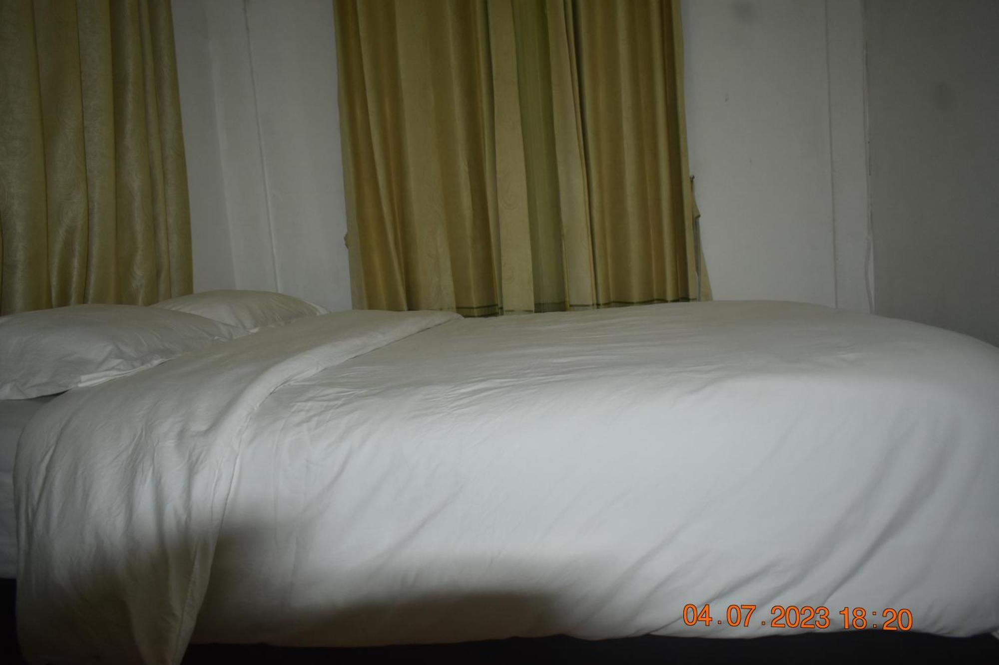 Four-G Home Stay & Komodo Tour Labuan Bajo Esterno foto