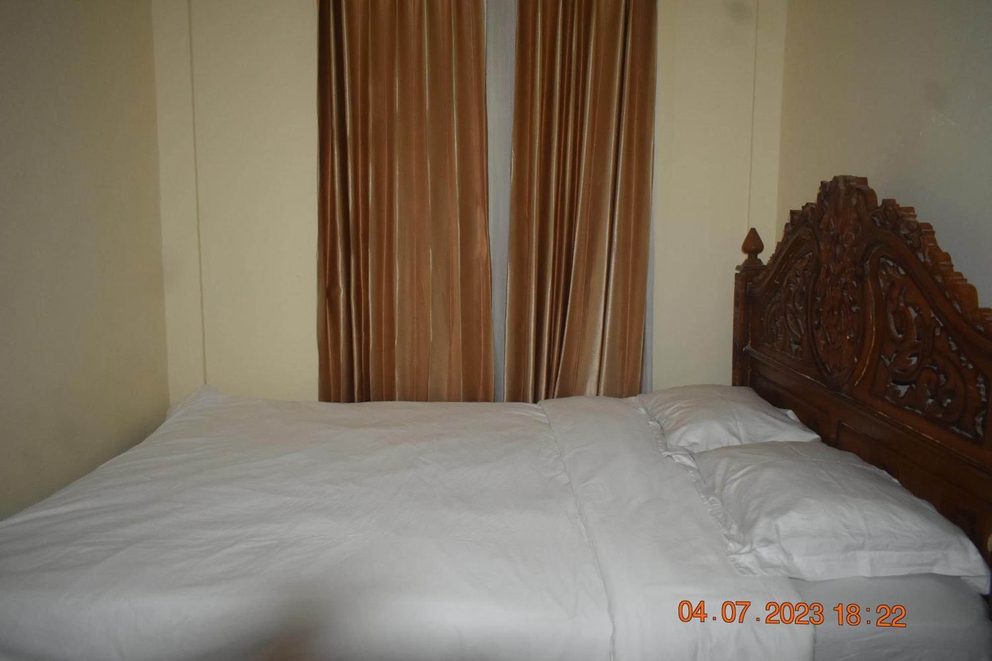 Four-G Home Stay & Komodo Tour Labuan Bajo Esterno foto
