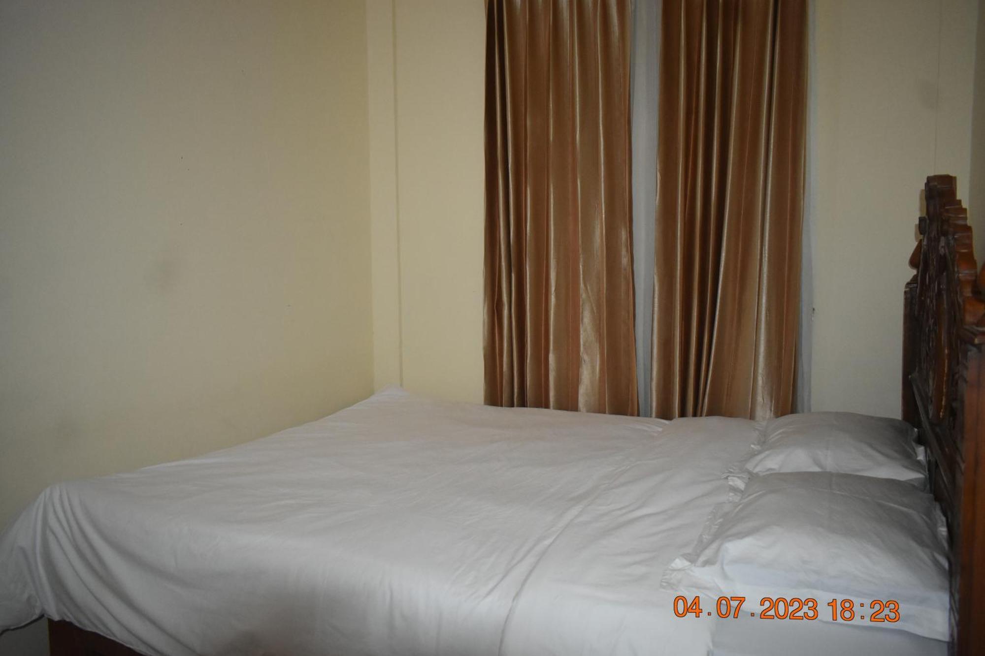Four-G Home Stay & Komodo Tour Labuan Bajo Esterno foto