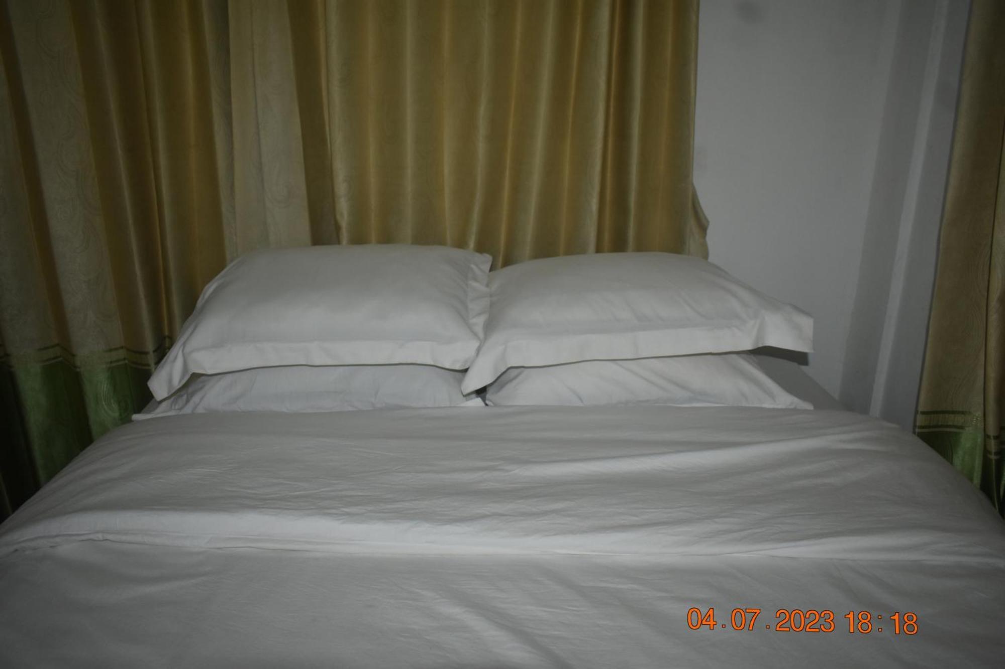 Four-G Home Stay & Komodo Tour Labuan Bajo Esterno foto
