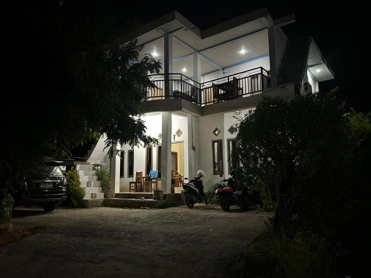 Four-G Home Stay & Komodo Tour Labuan Bajo Esterno foto
